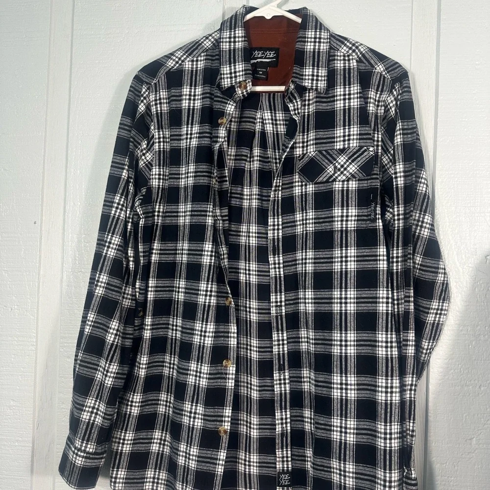 Yee Yee Black and White Mens Shirt Size Medium EUC